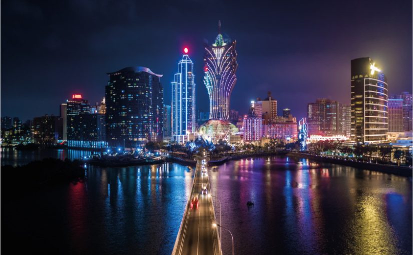 Das Stadtbild von Macau am Abend, das ganze Hotel und Turm sind bunt aufleuchtet mit blauem Himmel, Macau, China. - Lizenzfreie Stockfoto-Nummer: 1279735393