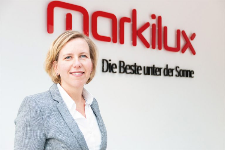 Markisenhersteller markilux unterstützt seine Fachpartner in Zeiten der Coronakrise mit einer speziellen Print- und Onlinekampagne. Laut Christiane Berning, Leiterin der Abteilung Marketing und Business Development, richtet sie sich an den Endkunden mit der Botschaft, dass ein Markisenkauf auch online plus telefonischer Beratung durch einen Fachhändler möglich ist. Die Montage vor Ort könne zudem mit genügend persönlichem Abstand erfolgen. - Foto: markilux