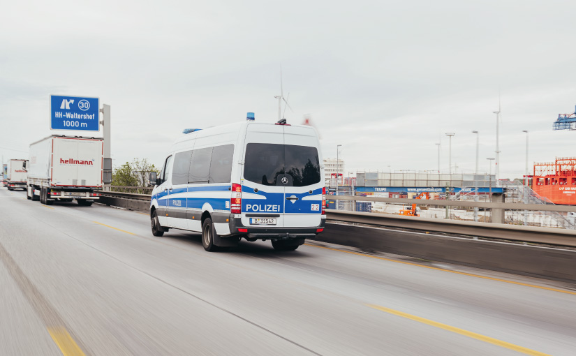 Polizeigeschützter Transport der dringend benötigten medizinischen Produkte - Foto: Hellmann