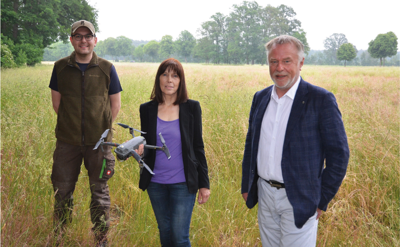 Karin Ortgies freut sich über die von der Paul und Karin Gauselmann Stiftung gespendete Drohne sowie über die Unterstützung von Dr. Werner Schroer (rechts) und Sven Schumacher. - Foto: Gauselmann Stiftung