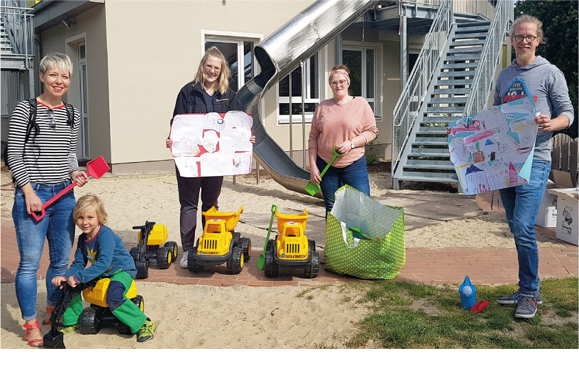 Für die Kita Liebfrauen in Eversburg nahmen Britta Eilers mit Sohn Hannes (links) und Johannes Jadzejewski (rechts) vom Förderverein sowie Mitarbeiterin Marina Kalka (zweite von rechts) die Spielbaufahrzeuge von Verena Teigeler, Goldbeck Münster, entgegen. (Foto: Goldbeck Münster)