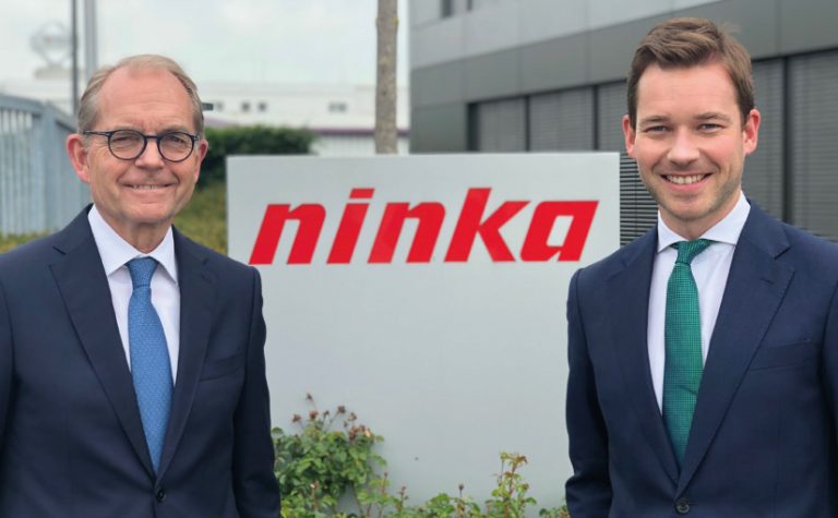 Im Zuge der Nachfolge bei der Unternehmensführung von Ninka übernimmt Dr. Johann-Peter Wulf, hier rechts neben seinem Vater und Ninka-Geschäftsführer Klaus Henning Wulf, Mitte August die Stabstelle „Strategische Projekte“ und wird Mitglied der Geschäftsleitung (Foto: Ninkaplast GmbH).