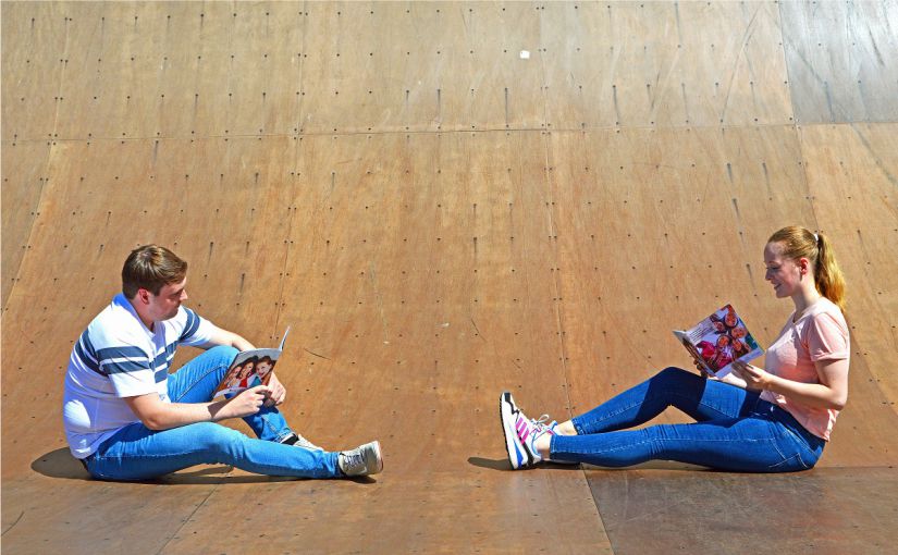 Junge Menschen mögen OWL! Jan Großewinkelmann und Melissa Richter haben die Jugendstudie der westfälischen Regionen schon gelesen. Foto: OWL GmbH