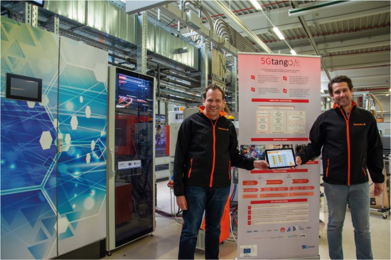 Daniel Behnke (li.) und Dr. Patrick-Benjamin Bök (re.) zeigen im IoT-Testbed bei Weidmüller die Ergebnisse des Projekts 5G-TANGO. - Foto: Weidmüller