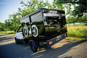 Als Teilelieferant von Kfz-Werkstätten, die sich auf die Wartung und Repa-ratur von E-Fahrzeugen spezialisiert haben, liefert die Bielefelder Fritz Wit-tich GmbH jetzt artgerecht an: im E-Streetscooter. Foto: wittich-gmbh.de/Ruthe