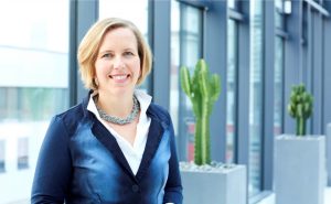 Christiane Berning, Leiterin der Abteilung Marketing und Business Development beim Markisenhersteller markilux, freut sich über das große Interesse am „Customer Service“ des Unternehmens. Seit Ende 2018 unterstützt das dreiköpfige Team des Service die markilux Fachbetriebe als Dienstleister im regionalen Marketing. - Foto: markilux