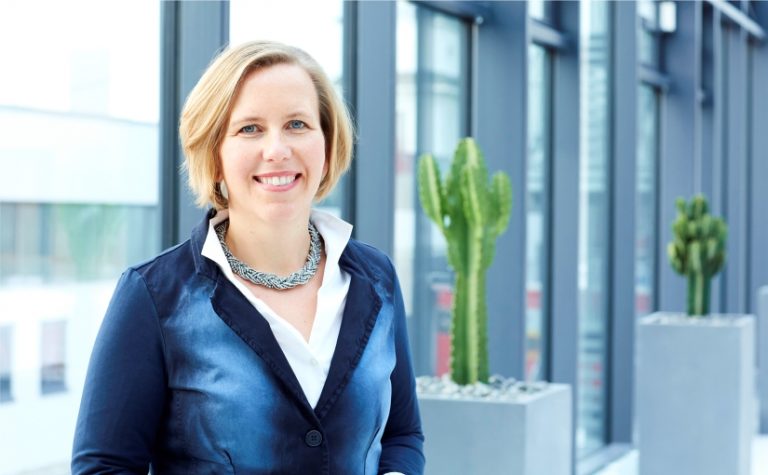 Christiane Berning, Leiterin der Abteilung Marketing und Business Development beim Markisenhersteller markilux, freut sich über das große Interesse am „Customer Service“ des Unternehmens. Seit Ende 2018 unterstützt das dreiköpfige Team des Service die markilux Fachbetriebe als Dienstleister im regionalen Marketing. - Foto: markilux