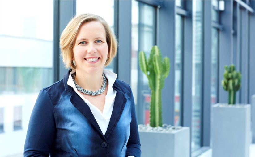 Christiane Berning, Leiterin der Abteilung Marketing und Business Development beim Markisenhersteller markilux, freut sich über das große Interesse am „Customer Service“ des Unternehmens. Seit Ende 2018 unterstützt das dreiköpfige Team des Service die markilux Fachbetriebe als Dienstleister im regionalen Marketing. - Foto: markilux