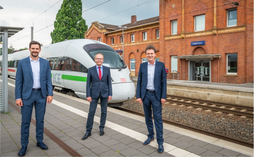 ICE-Halt Lingen. Oberbürgermeister Dieter Krone (rechts), Erster Kreisrat Martin Gerenkamp (Mitte) und LWT-Geschäftsführer Jan Koormann freuen sich, dass der ICE auf der Direktverbindung von München nach Norddeich Mole auch in Lingen hält (Foto: Helmut Kramer).