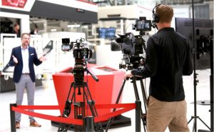 Ein achtköpfiges Kamerateam sorgt dafür, dass die Besucher der virtuellen EXPO die Maschinen bei Live-Vorführungen hautnah erleben können. - Foto: W&H