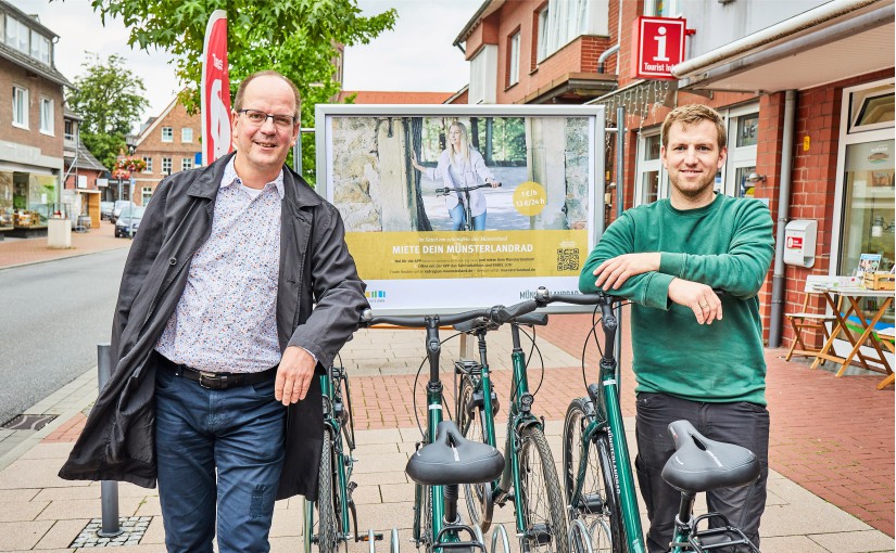 Bringen das MünsterlandRad auf die Straße: Michael Kösters vom Münsterland e.V. (l.) und Bernd Laukötter vom MünsterlandRad Fahrradverleih. Die Initiatoren © Münsterland e.V./Philipp Fölting