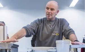 Praxisteil am Modell: Anwendungstechniker Thomas Dreisilker erläutert Technikdetails im Livebeitrag. - Foto: Sita