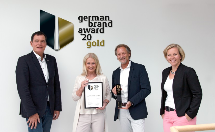 Kunde und Agentur freuen sich über den Gewinn des German Brand Award Gold 2020. Von links Klaus Wuchner (Geschäftsführer markilux), Heike Boy (Marketing Hochform), Ernst K. Schwarz (Inhaber Hochform Werbeagentur) und Christiane Berning (Leitung Marketing markilux). - Foto: Rat für Formgebung Service GmbH