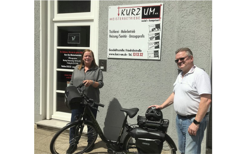 Anke Schmidt und Günter Kleß mit einem von vielen Fahrrädern. - Foto: Kurz Um