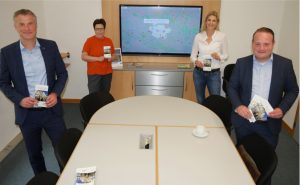 Aktiv gegen Leerstände nicht nur in Innenstadtlagen: Ralf Minning, Geschäftsführer der Wirtschaftsförderung Osnabrück (WFO), die Prokuristin der WFO Dr. Petra Bergmann, Iris Pohl von der Marketing Osnabrück GmbH (MO) und Alexander Illenseer aus der MO-Geschäftsleitung mit dem neuen Flyer zum gemeinsamen Leerstandsmanagement. - Foto: WFO/MO