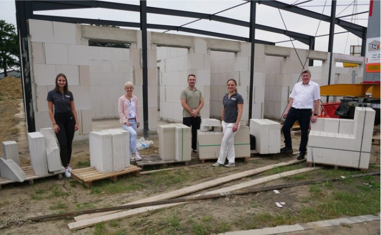 Über den Baufortschritt des Gesundheitszentrums MatrixFit informieren sich vor Ort: Sandy Hartelt (Auszubildende Sport- und Fitnesskauffrau, MatrixFit), Samtgemeindebürgermeisterin Maria Lindemann, Nikolai Pavluk und Anna Titel (beide MatrixFit) und Bürgermeister Andreas Wenninghoff (von links). - Foto: MatrixFit