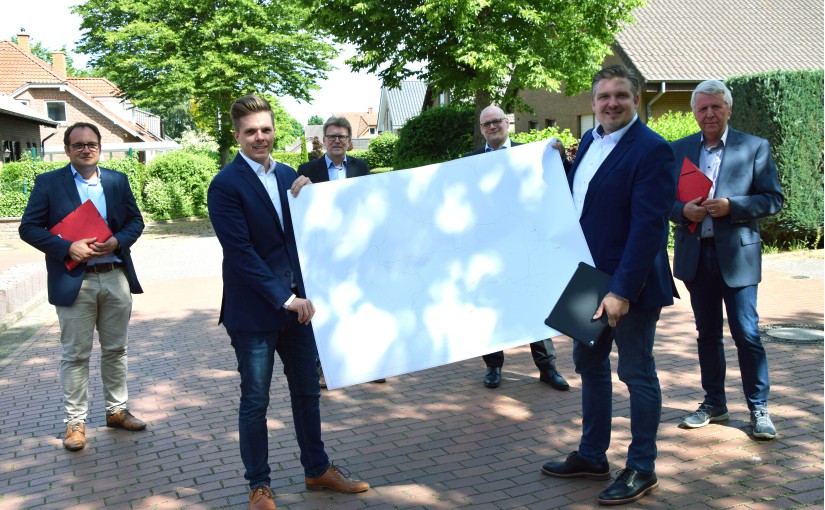 Die Projektpartner sind überzeugt, dass sich aus dem Quartier in Recke Lösungen auch für andere Siedlungen auf dem Lande ablesen lassen: (v.l.) Michael Bußmann (SWTE Netz), Christian Heinrich (FH Münster), Bürgermeister Eckhard Kellermeier, Tobias Koch (SWTE Netz), Dr. Elmar Brügging (FH Münster) und Dieter Ruhe (B&R Energie). - Foto: SWTE Netz GmbH & Co. KG