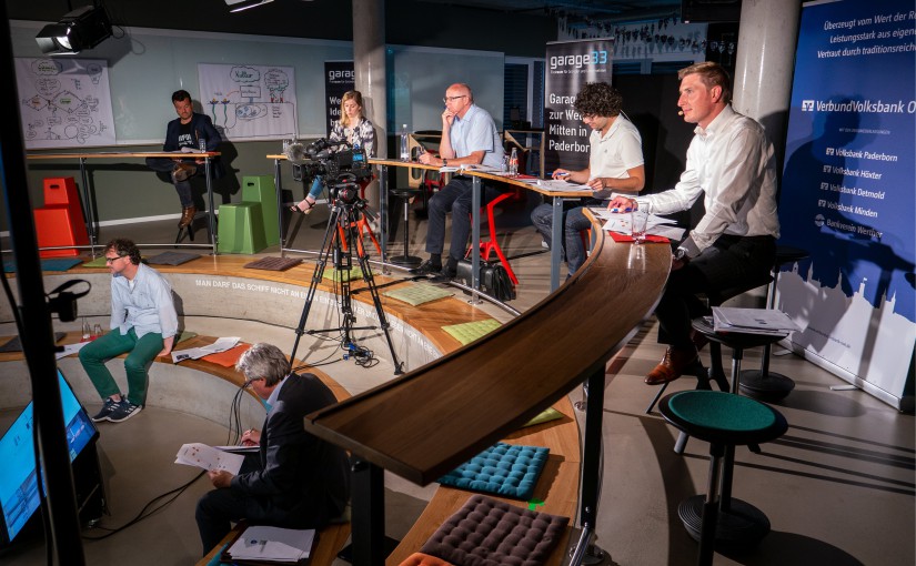 Foto (TecUP): Die Jury (obere Reihe), Karl-Heinz Rawert und Prof. Dr. Rüdiger Kabst während des Finales.