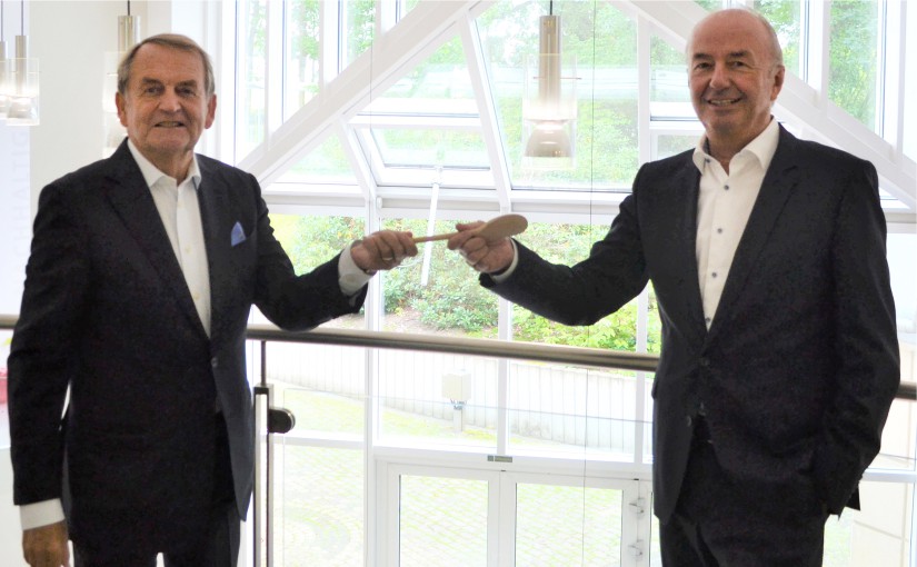 Wolfgang Düsterberg (links) übergab am 15. Juli 2020 den Vorsitz der apetito Aufsichtsgremien an Thomas Hinderer (rechts). Als Ehrenvorsitzender des Aufsichtsrates und des Beirats wird Düsterberg die Geschicke des Unternehmens aber weiter eng begleiten. (Bild: © apetito, Rheine, Juli 2020)