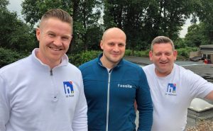 Die Heßbrüggen-Geschäftsführer Waldemar Probst (l.) und Marcus Wellmann (r.) sowie Fassilo-Geschäftsführer Nico Klimusch (Mitte) freuen sich auf die Betriebsverlagerung in den Hansa-BusinessPark. Fotoquelle: Fa. Heßbrüggen/Fassilo