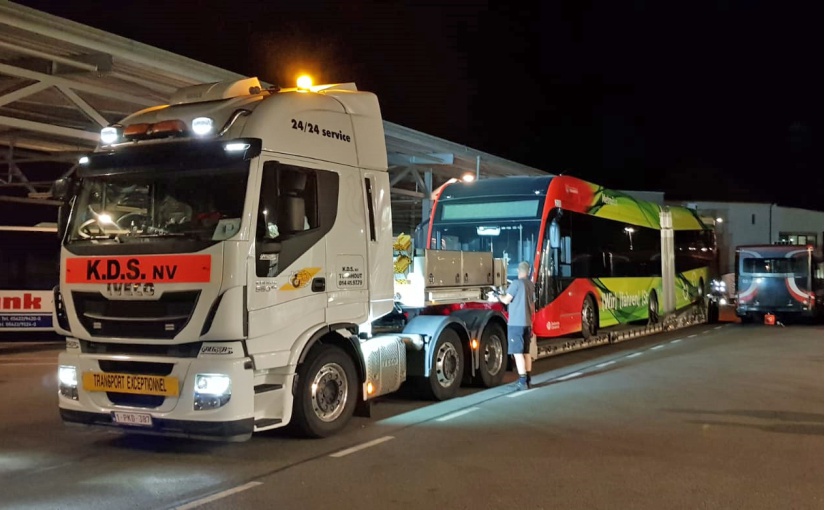 Der erste „neue“ E-Gelenkbus kommt auf dem Stadtwerke-Busbetriebshof an. (© Stadtwerke Osnabrück / Patrick Bartels)