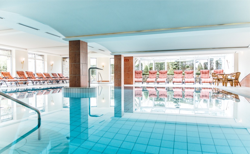 Das Schwimmbad im Ringhotel Teutoburger Wald in Tecklenburg-Brochterbeck. Die Fußbodenheizung des Schwimmbades ist mit umweltfreundlicher Wärme aus dem Grundwasser versorgt. - Foto: Ringhotel Teutoburger Wald