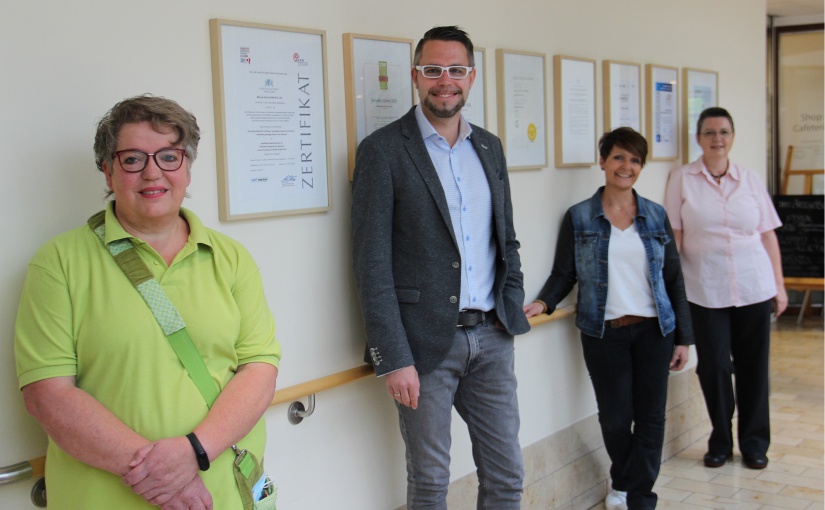 Marko Schwartz, Geschäftsführer der Gräflichen Kliniken Bad Driburg, mit dem Beruf & Familie Team v.l.n.r.: Maria Kukuk, Sandra Nowak, Margit Konrad (und Simone Kohls - fehlt). - Foto: Gräfliche Kliniken Bad Driburg