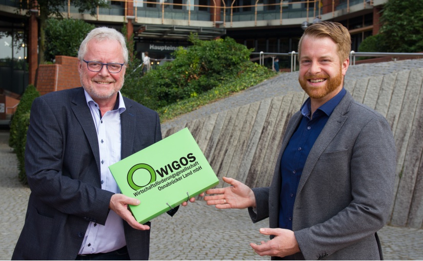 André Schulenberg (rechts), hier mit WIGOS-Geschäftsführer Siegfried Averhage, verstärkt das Team des Unternehmens-Service der Landkreis-Wirtschaftsförderung und begleitet Betriebe im östlichen Osnabrücker Land. - Foto: WIGOS / Eckhard Wiebrock