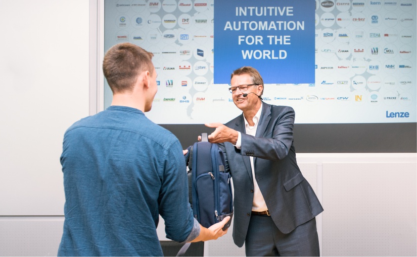 Der Vorstandsvorsitzende Christian Wendler begrüßte die neuen Lenzianer im Lenze-Forum in Groß Berkel und überreicht das passende Equipment, um digital richtig durchstarten zu können. - Foto: Lenze