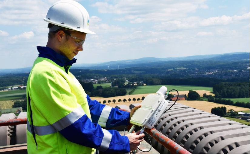 Arbeitsplatz mit Aussicht: Felix Schwerter nimmt das Gateway in Augenschein, bevor es auf dem Dach des Kesselhauses installiert wird. - Foto: SWTE Netz GmbH & Co. KG