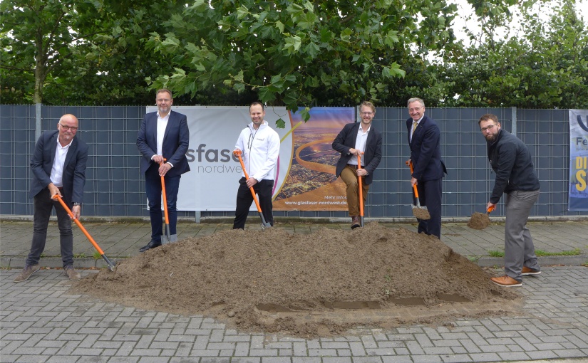 v.l.n.r.: Helmut Deilen (Stadtwerke Emsdetten), Jürgen B. Schmidt (Geschäftsführer Stadtwerke Emsdetten, Oliver Prostak (Geschäftsführer Glasfaser Nordwest), Christian Hövels vom ServiceCenter Wirtschaft der Stadt Emsdetten, Bürgermeister Georg Moenikes und Jan Pohl (Deutsche Telekom Technik). - Foto: Stadt Emsdetten