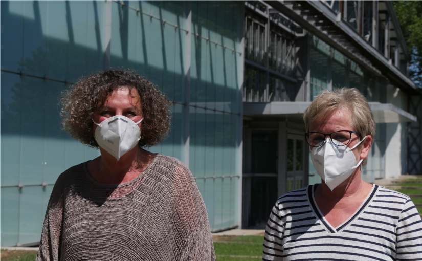 Nur für das Foto kommen sich Cynthia Greenfield (links) und Birgit Meierrieks (rechts) etwas näher. Ansonsten halten sie sowohl bei der Arbeit als auch beim Gespräch mit "WIR Wirtschaft Regional" reichlich Abstand. - Foto: Frank Möller