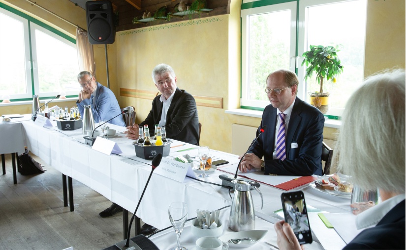 Minister Prof. Dr. Andreas Pinkwart (Bildmitte), Landrat Sven-Georg Adenauer (links) und Landrat Dr. Olaf Gericke sprachen zum Abschluss des Ministerbesuchs mit Unternehmensvertretern in der Oelder Pott’s Brauerei. - Foto: Jean-Marie Tronquet