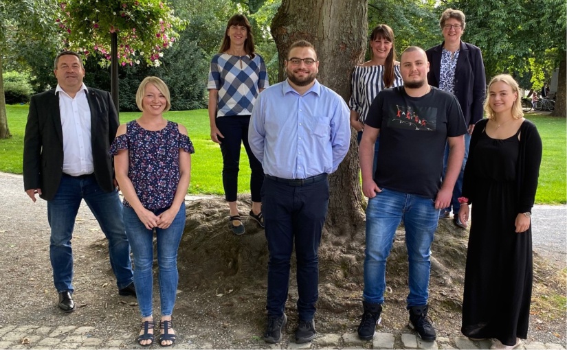 Blick in eine glückliche Zukunft. Stv. Vorsitzender Dr. Axel Lehmann (links), die Geschäftsführerinnen Cathrin-Claudia Herrmann (hinten, l.) und Dr. A. Heinrike Heil (hinten, r.) sowie Ausbildungsmanagerin Eva-Maria Iselin (hinten, 2. v. l.) verabschieden die erfolgreichen Auszubildenden: Magarita Petker, Tillmann Schriener, David Gerber, Lara Behr (v.l., nicht im Bild: Kerim Kücüker, Robin Plogstert, Leonie Rempel, Dennis Schmidke) Foto: Ausbildungsverein Chance Ausbildung Lippe e.V