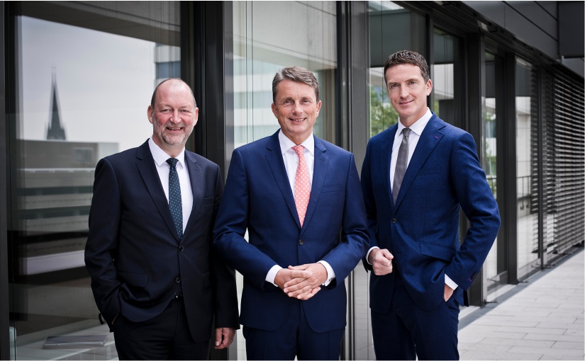 Das Volksbank-Vorstandsteam um Michael Deitert (Vorsitzender; mitte), Reinhold Frieling (links) und Ulrich Scheppan (rechts) wird ab dem 1. Januar 2021 durch Thomas Mühlhausen verstärkt. Foto: Volksbank BIGT