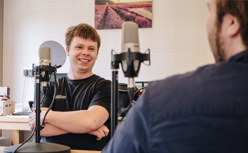 Im Gespräch mit dem Projektteam von „Gründergeist #Youngstarts Münsterland“ erzählt Tischlermeister Daniel Hagemeyer aus Sassenberg-Füchtorf von seinem Weg zum Unternehmer. - Foto: Opwoco Media GmbH