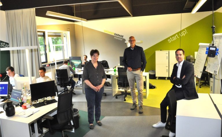 Die Infrastruktur der Gründergarage ermöglicht Start-ups die volle Konzentration auf ihre Unternehmens- und Produktentwicklung. Matthias Günnewig (Mitte/Technologieförderung Münster) und Carsten Schröder (re./FH Münster) kooperieren nun zur weiteren Stärkung der Einrichtung im Technologiehof. Bei dem Besuch wurden sie von Gründungscoach Gabriele Felder (l.) begleitet. Foto: Technologieförderung Münster GmbH/Martin Rühle