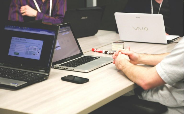 Bild von StartupStockPhotos auf Pixabay