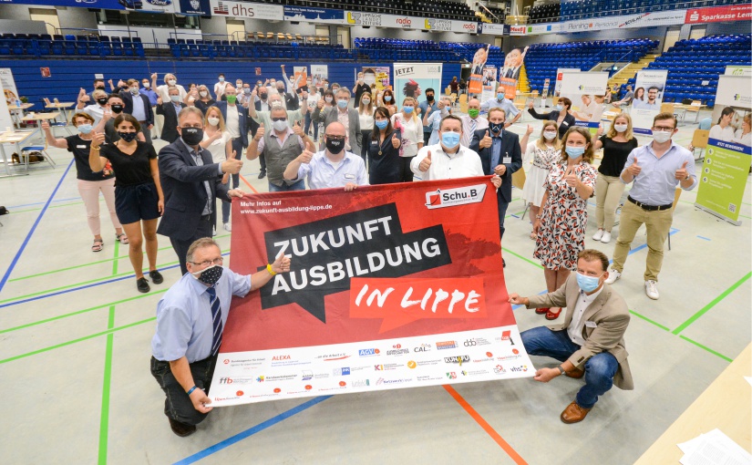 Die Initiative „Zukunft Ausbildung in Lippe“ geht online. Sie ist ein breites Bündnis vieler Institutionen, die im Übergang Schule-Beruf Verantwortung tragen. Landrat Dr. Axel Lehmann unterstützt das Netzwerk. - Foto: ©Lippe Bildung eG