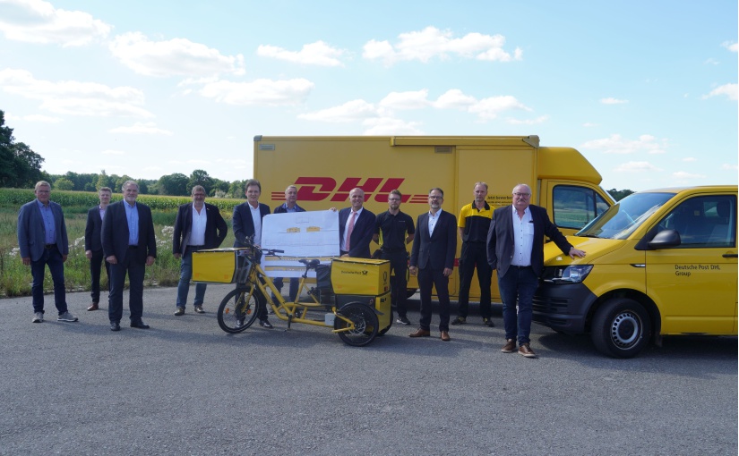 Fiebern dem Baustart des neuen Logistikzentrums der Deutschen Post entgegen: Josef Greiten (Sachbearbeiter beim Zustellstützpunkt Lingen), Dietmar Lager (Wirtschaftsförderung Stadt Lingen), Manfred Schonhoff (Ortsbürgermeister Laxten), Martin Koopmann (stellv. Vorsitzender WGA), Oberbürgermeister Dieter Krone, Hermann-Otto Wiegmann (Betriebsrat DHL-Niederlassung Münster), Ingo Kutsch (Niederlassungsleiter Deutsche Post AG in Münster), Hendrik Oosterheert (Zusteller), Thomas Schneider (Vertriebsmanager Deutsche Post DHL), Christoph Feldmann (Zusteller) und Stefan Wittler (Vorsitzender WGA). - Foto: Stadt Lingen