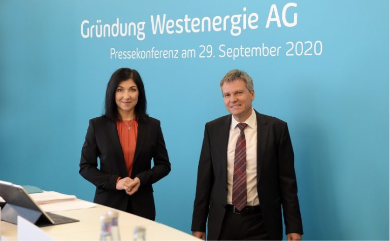 Katherina Reiche, Vorstandsvorsitzende, und Achim Schröder, Finanzvorstand, bei der Auftakt-Pressekonferenz zur Westenergie AG in Essen. - Foto: Westenergie AG