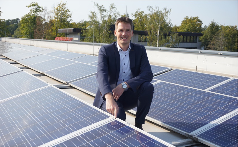 HARTING setzt auf Photovoltaik: Hier Dr. Stephan Middelkamp, Zentralbereichsleiter Qualität und Technologien, auf dem Dach des HARTING Qualität und Technologiecenters (HQT) in Espelkamp. - Foto: Harting