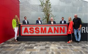Gäste und Firmenvertreter: Landrätin Anna Kebschull (von links), Florian Weßling (Wirtschaftsförderer Melle), Reinhard Scholz (Bürgermeister Melle), Siegfried Aver-hage (WIGOS-Geschäftsführer), Marc Schumann (Leitung Marketing und Kommu-nikation Assmann Büromöbel), Dirk Aßmann (geschäftsführender Gesellschafter Assmann Büromöbel) und seine Tochter Karla (Zweite von rechts). Text und Fotos: Ulrike Havermeyer