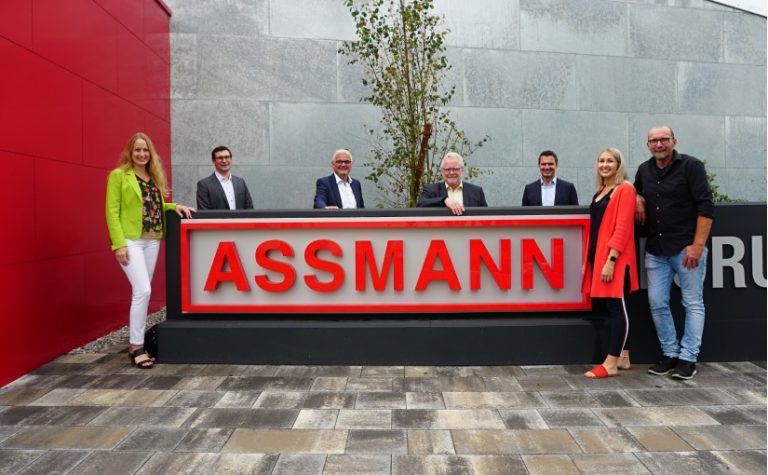 Gäste und Firmenvertreter: Landrätin Anna Kebschull (von links), Florian Weßling (Wirtschaftsförderer Melle), Reinhard Scholz (Bürgermeister Melle), Siegfried Aver-hage (WIGOS-Geschäftsführer), Marc Schumann (Leitung Marketing und Kommu-nikation Assmann Büromöbel), Dirk Aßmann (geschäftsführender Gesellschafter Assmann Büromöbel) und seine Tochter Karla (Zweite von rechts). Text und Fotos: Ulrike Havermeyer