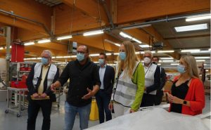 WIGOS-Geschäftsführer Siegfried Averhage (von links), Dirk Aßmann (geschäfts-führender Gesellschafter Assmann Büromöbel), Marc Schumann (Leitung Marke-ting und Kommunikation Assmann Büromöbel), Landrätin Anna Kebschull, Rein-hard Scholz (Bürgermeister Melle), Florian Weßling (Wirtschaftsförderer Melle) und Karla Aßmann. Text und Fotos: Ulrike Havermeyer