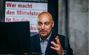 Prof. Dr.-Ing. Roman Dumitrescu, Geschäftsführer der it’s OWL Clustermanagement GmbH, hält einen Vortrag auf dem digitalen Transfertag 2020 von it’s OWL. - Foto: it's OWL