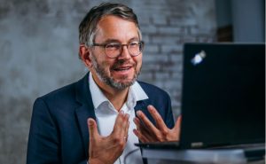 Wolfgang Marquardt, Leiter PR und Marketing, hält einen Vortrag auf dem digitalen Transfertag 2020 von it’s OWL. - Foto: it's OWL