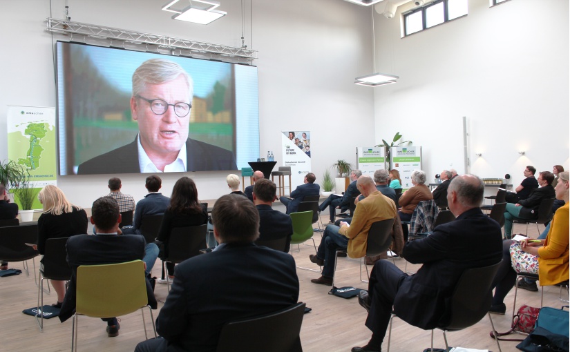 Begrüßung der Teilnehmer der Veranstaltung durch Dr. Bernd Althusmann (Stellv. Ministerpräsident und Niedersächsischer Minister für Wirtschaft, Arbeit, Verkehr und Digitalisierung) per Videobotschaft. - Foto: Ems-Achse