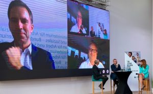 Abschlussdiskussion der Veranstaltung. Von links nach rechts: Fabian Langenbruch (Bundesministerium für Arbeit und Soziales, Live-Zuschaltung), Mattias Dietel (IBM, Live-Zuschaltung), Hans-Joachim Haming (Agentur für Arbeit Nordhorn), Dr. Dirk Lüerßen (Wachstumsregion Ems-Achse e.v.), Dr. Nicola Brandt (OECD). - Foto: Ems-Achse
