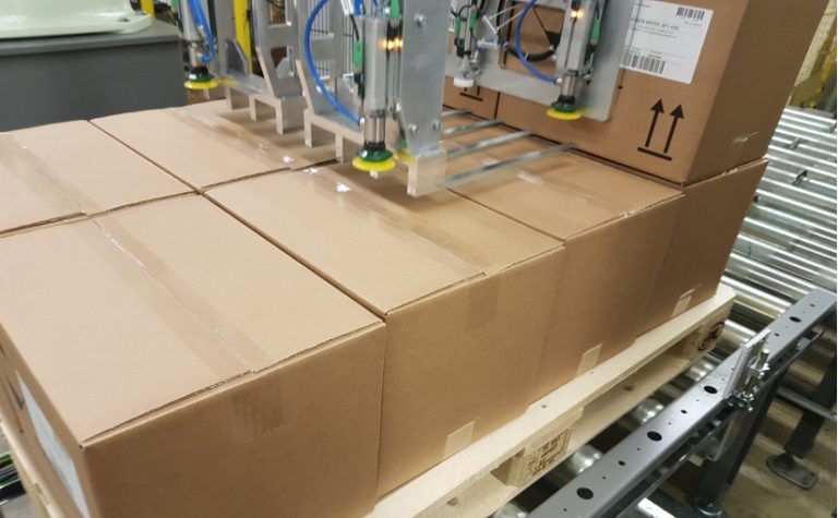 MRZ Version 2.1 mit Gabelgreifer mit Saugern für Zwischenlagen, im Hintergrund das Palettenmagazin. - Foto: de Man